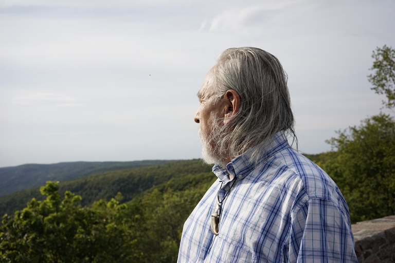 Angaangaq enjoys looking at the beauty of Canadian landscapes © Sarine Arslanian