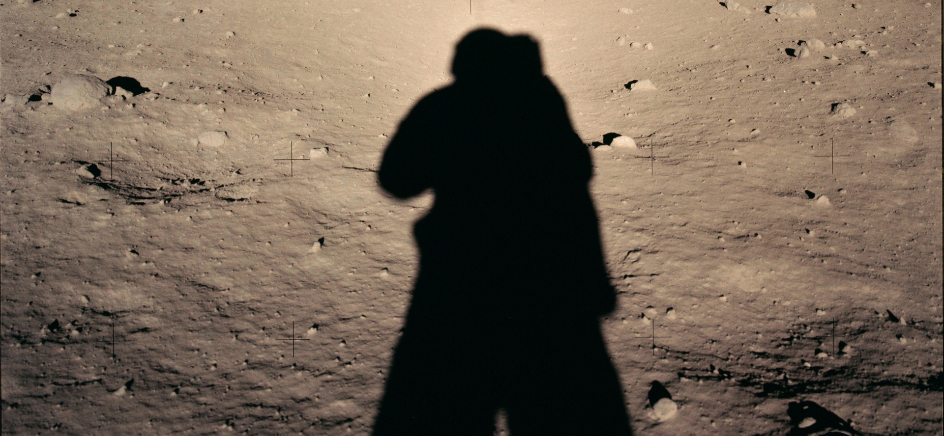 L'ombra di un astronauta sulla superficie lunare