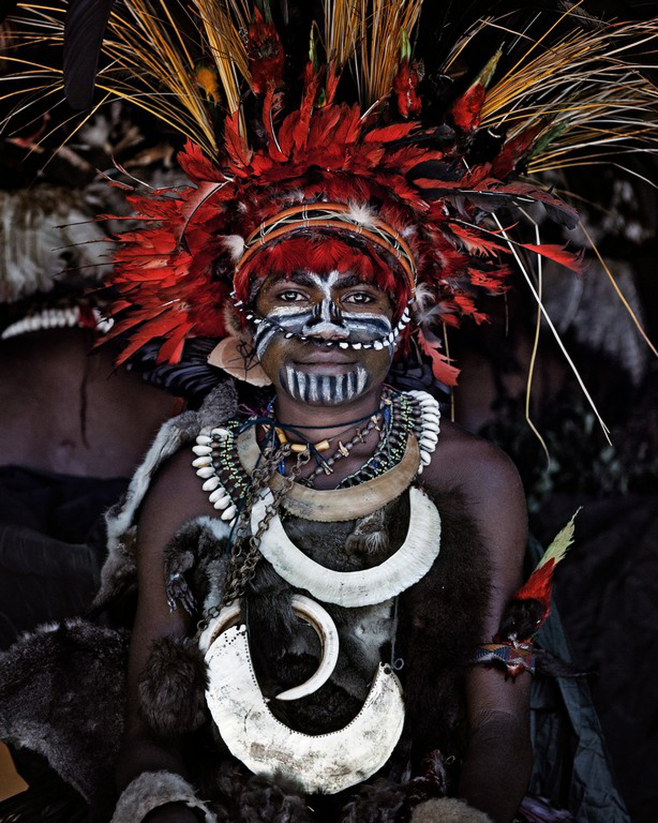 I volti dei popoli indigeni più colorati e remoti del mondo, nelle foto
