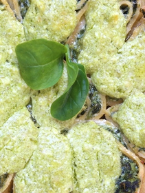 Girelle spinaci e ricotta gratinate con pesto e prescinsöa, la ricetta