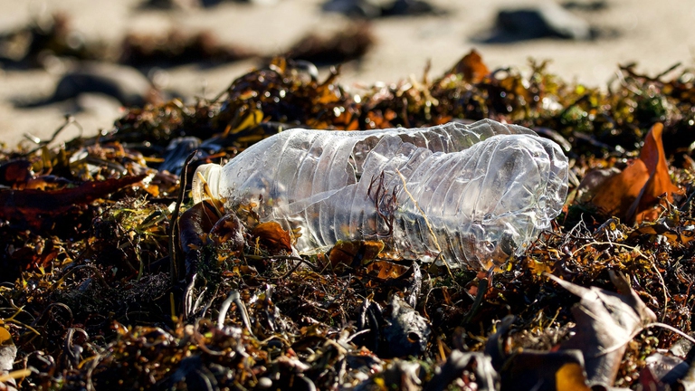 bottiglia-plastica-spiaggia