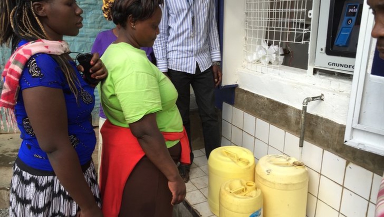 La fila per acquistare l'acqua potabile. Foto via Bbc.