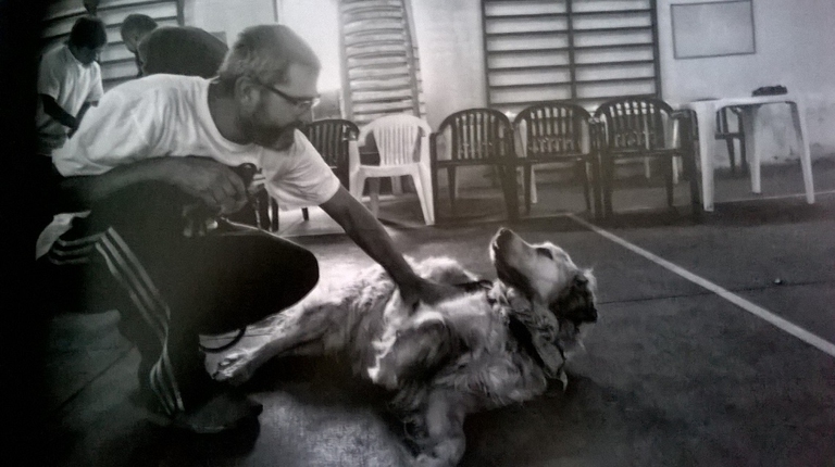 Alessandro con Zoe al corso di pet therapy in carcere