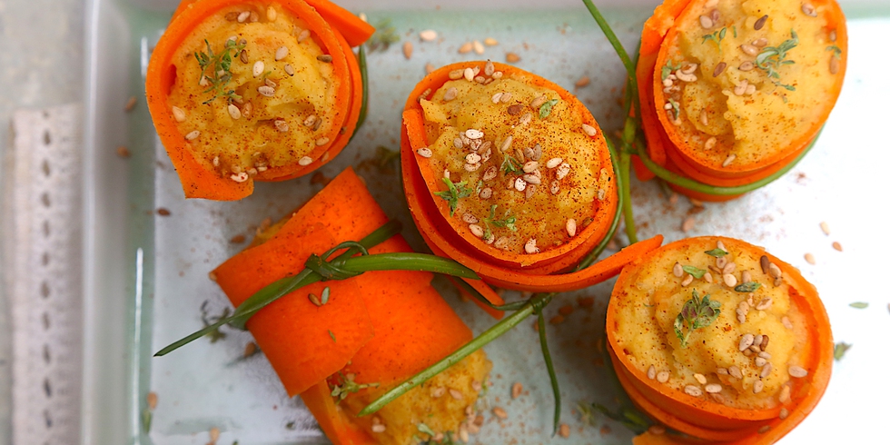 Involtini di carote ripieni di crema di lenticchie speziata. Ricetta etnica