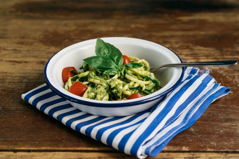 Spaghetti di zucchine con pesto e pomodorini