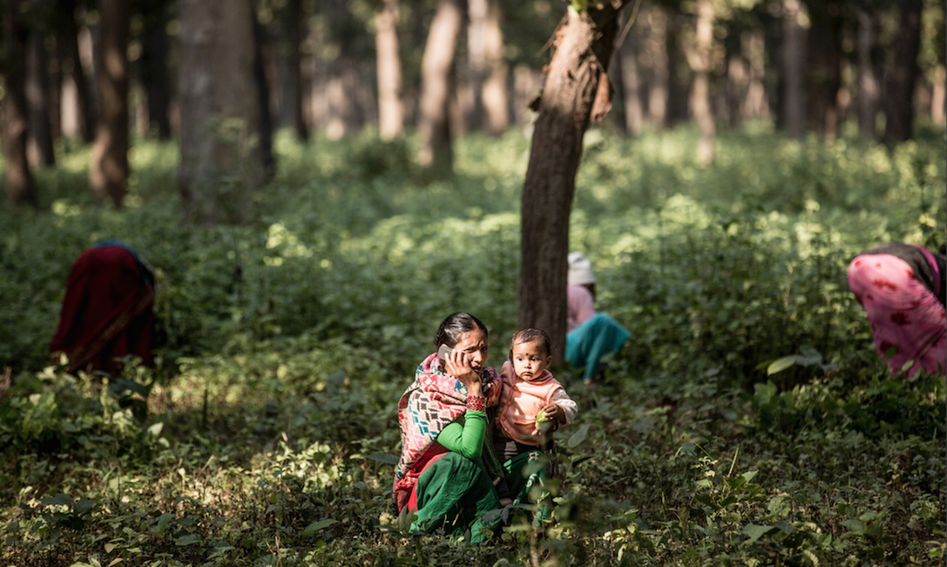 nepal-terai-arc-donna-telefono-bambino-james-morgan-wwf-usa