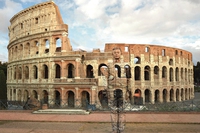 Liu Bolin, l’artista che si nasconde nelle sue fotografie come strumento di denuncia, in mostra a Milano