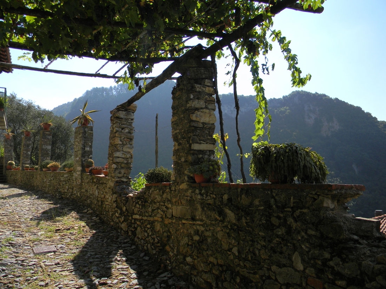 Terrazza panoramica lungo il percorso a piedi alla scoperta delle frazioni Camaioresi, Versilia