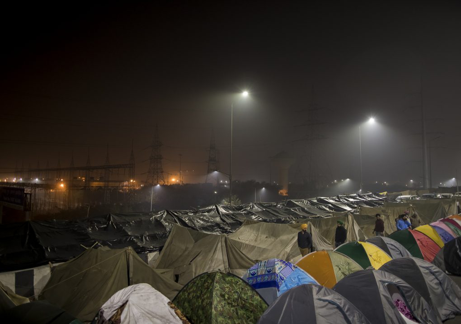 Da mesi in India migliaia di agricoltori sono accampati sull'autostrada per protesta. Ora il governo gli ha tolto internet