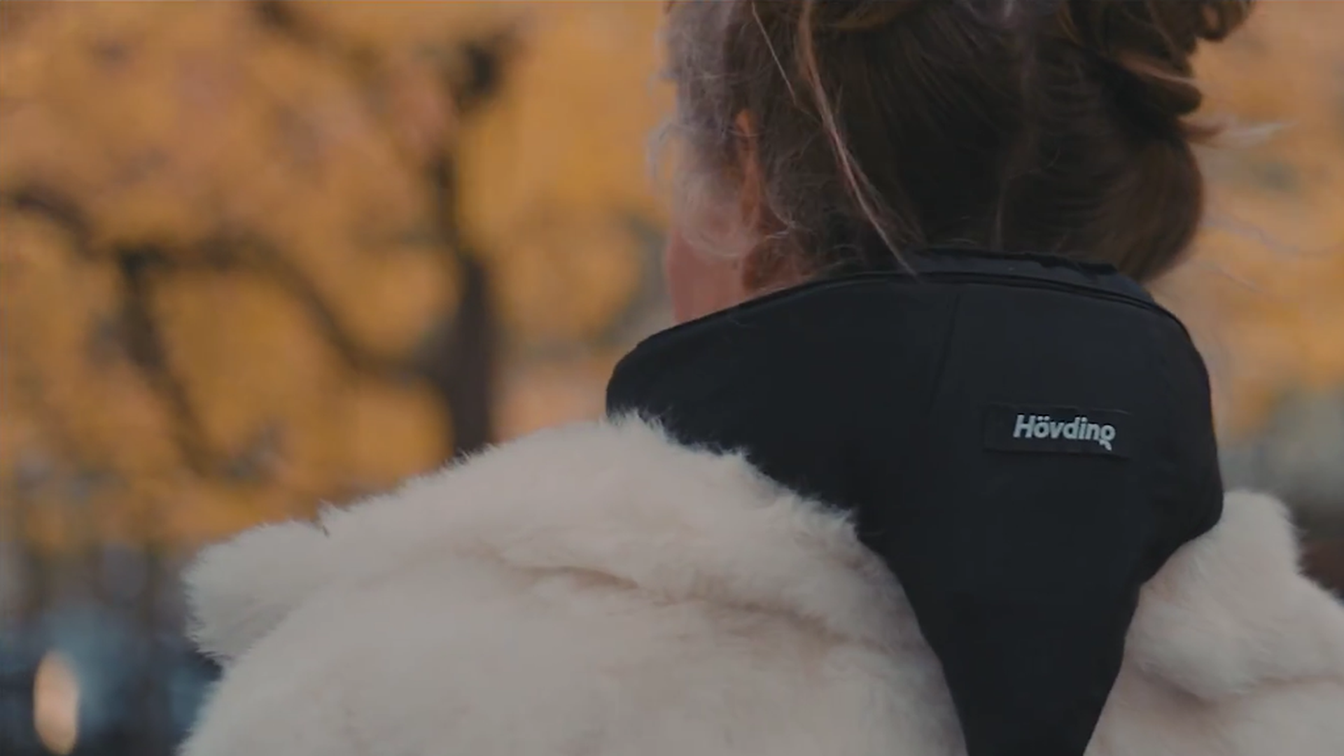 Hövding visto di spalle