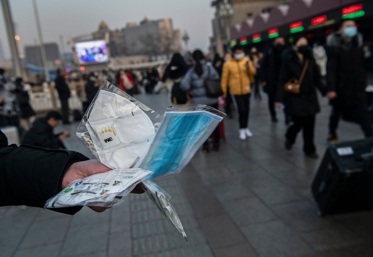 persona tende braccio con mascherine in mano per proteggersi da coronavirus