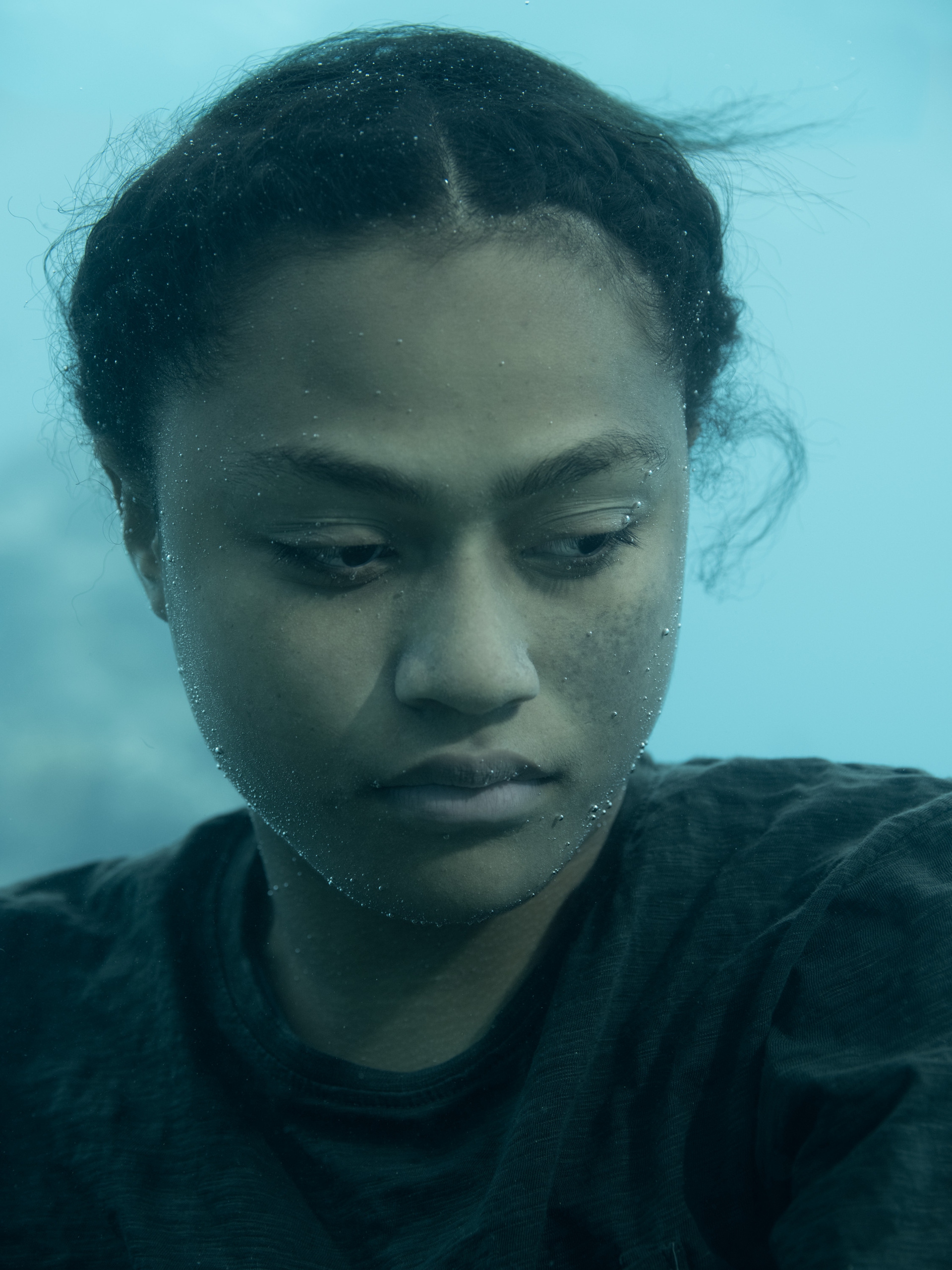 Lo sguardo della giovane Akessa, immersa nelle acque delle isole Fiji © Nick Brandt