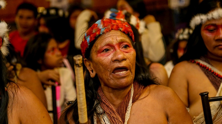 Waorani durante una riunione