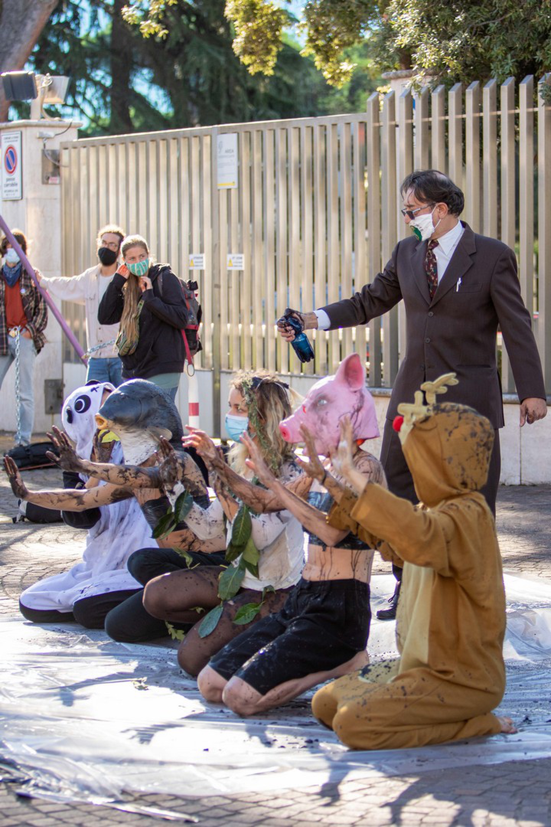 Una settimana di ribellione davanti alla sede di Eni