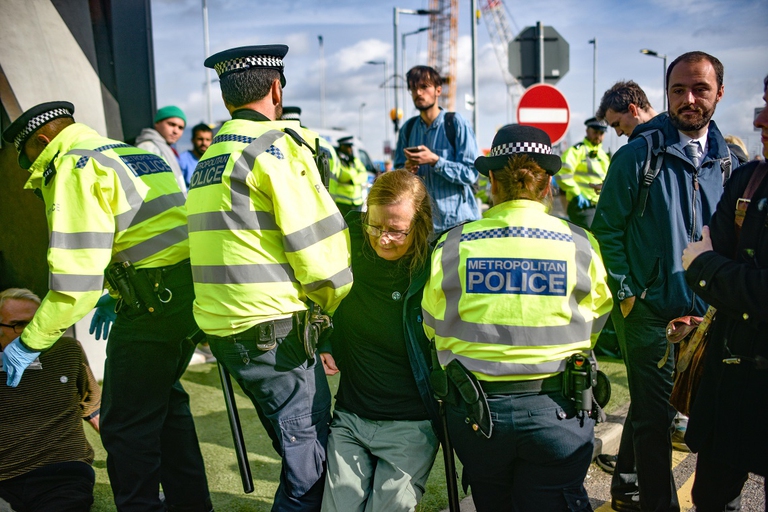 Manifestante portata via per aver bloccato l'aeroporto di Londra
