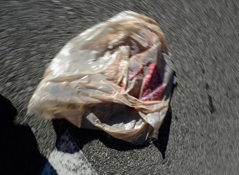 Busta di plastica abbandonata a terra