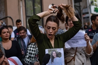 Iran. Un anno dopo la morte di Mahsa Amini, una nuova legge vuole dare 10 anni di carcere a chi non indossa il velo