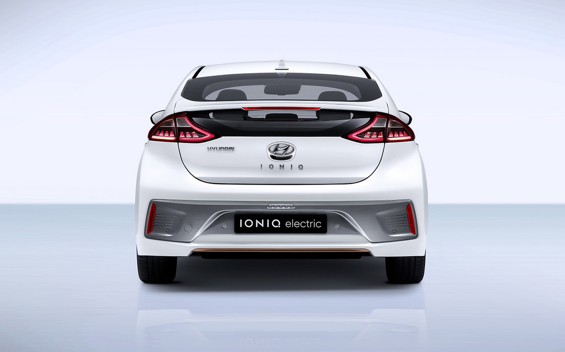 Tutto sull’auto elettrica. Cos’è, come si guida, i vantaggi e dove si ricarica