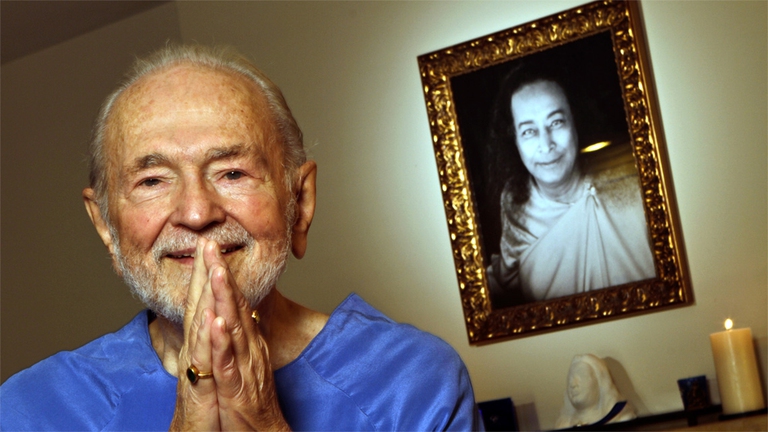 Swami Kriyananda è l'ultimo discepolo vivente di  Paramhansa Yogananda. Nell suo libro "Io amo meditare" consiglia come fare per ascoltare la nostra supercoscienza