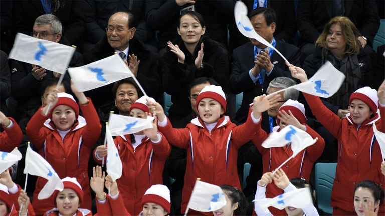 In tribuna all'Hockey Center di Gangneung per assistere alla partita d'esordio della rappresentativa coreana unita c'è anche Kim Yo Jong, sorella del leader nordcoreano Kim Jong Un, accompagnata da Kim Yong Nam, capo di Stato di Pyongyang e del presidente sudcoreano Moon Jae-In, che proprio oggi è stato a sua volta invitato a recarsi in Corea del Nord per incontrare Kim Jong Un, accettando l'offerta.In tribuna, tra le bandiere della Corea unita olimpica, un assedio di fotografi e circa 200 cheerleader vestite di rosso che hanno cantato e ballato tipiche melodie coreane, anche il presidente del Cio Thomas Bach.