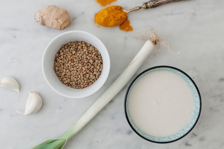 Zuppa di lenticchie con curcuma e latte di cocco