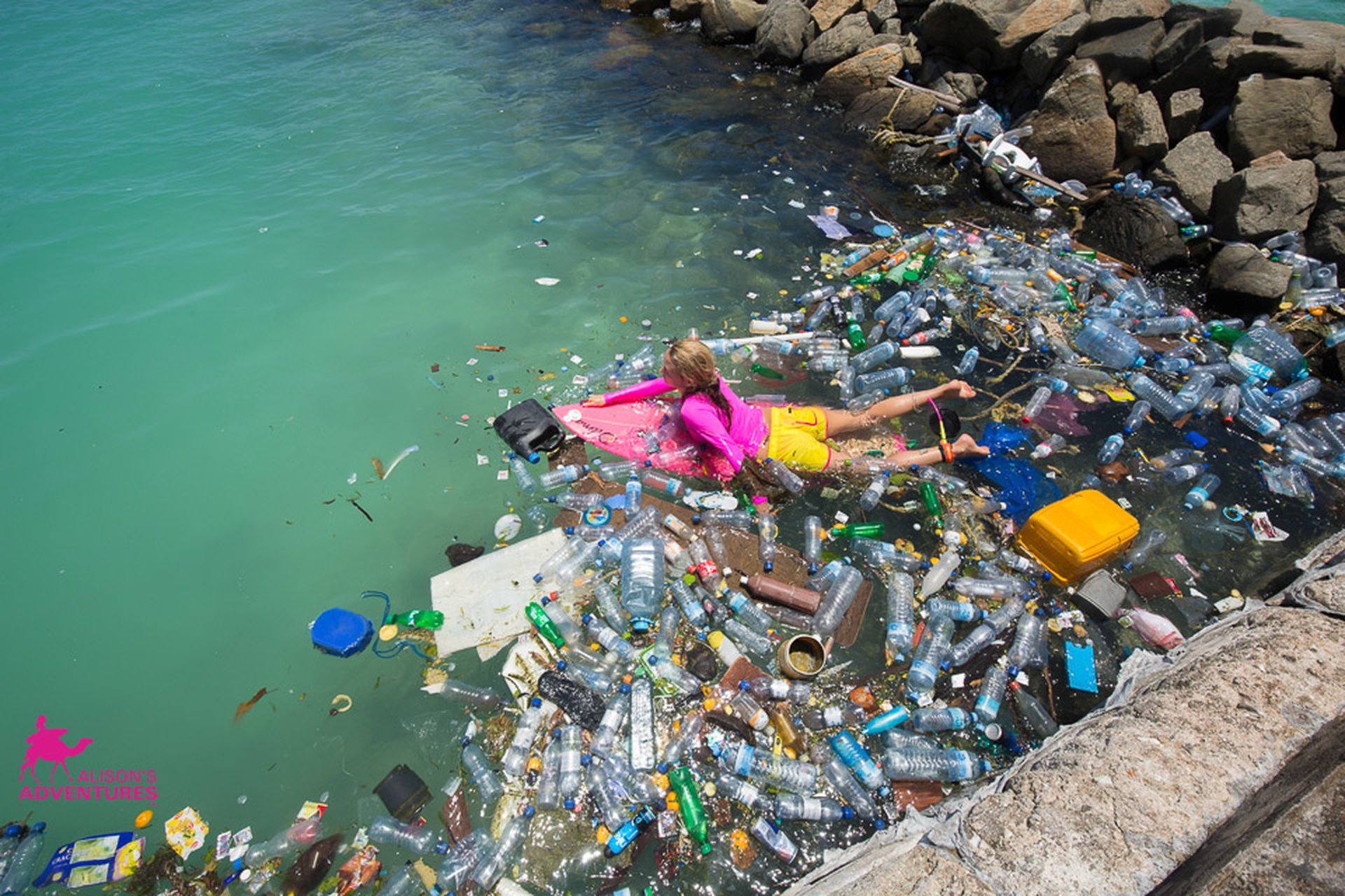 Alison Teal nuota all'isola dei rifiuti alle Maldive