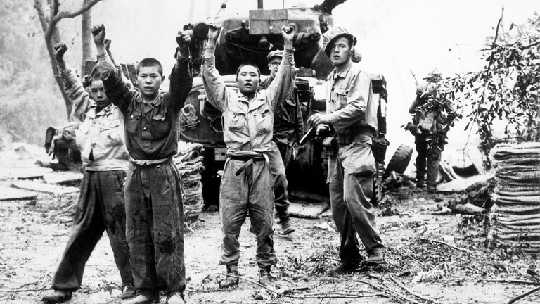 Tra il 1949 ed il 1950 le tensioni tra Corea del Nord e del Sud erano diventate sempre più dure, con i governi di entrambi che avrebbero voluto guidare la riunificazione della nazione coreana. Dopo alcuni episodi minori lungo il confine, il confronto divenne presto infuocato, con gli eserciti dell’URSS e degli Stati Uniti pronti a rientrare nel paese abbandonato solo all’inizio del 1949. L’antefatto di tutto fu l’invasione del confine sud-coreano da parte di cinque divisioni dell’esercito del Nord, organizzato ed attrezzato dall’URSS e forte di quasi ottantamila uomini. Era il 25 giugno 1950. La guerra durò tre anni.