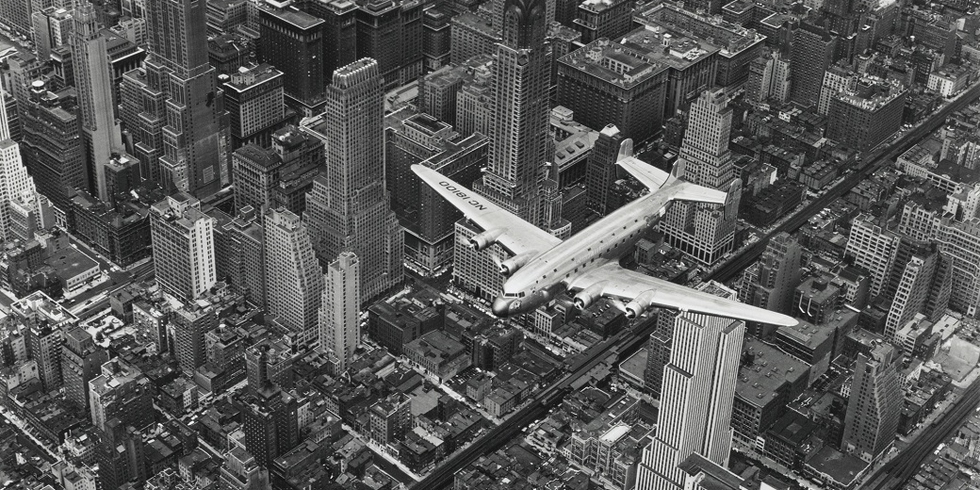 fotografia di Margaret Bourke-White che ritrae un aereo che sorvola New York