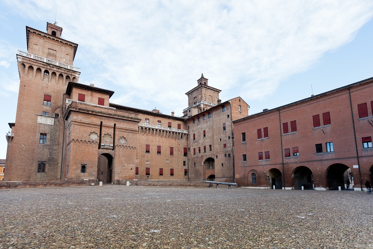 Panoramica della piazza Castello di Ferrara