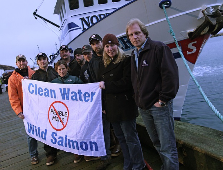 manifestanti contro la miniera