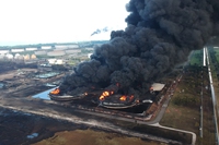 Indonesia, un gigantesco incendio divampato in una raffineria