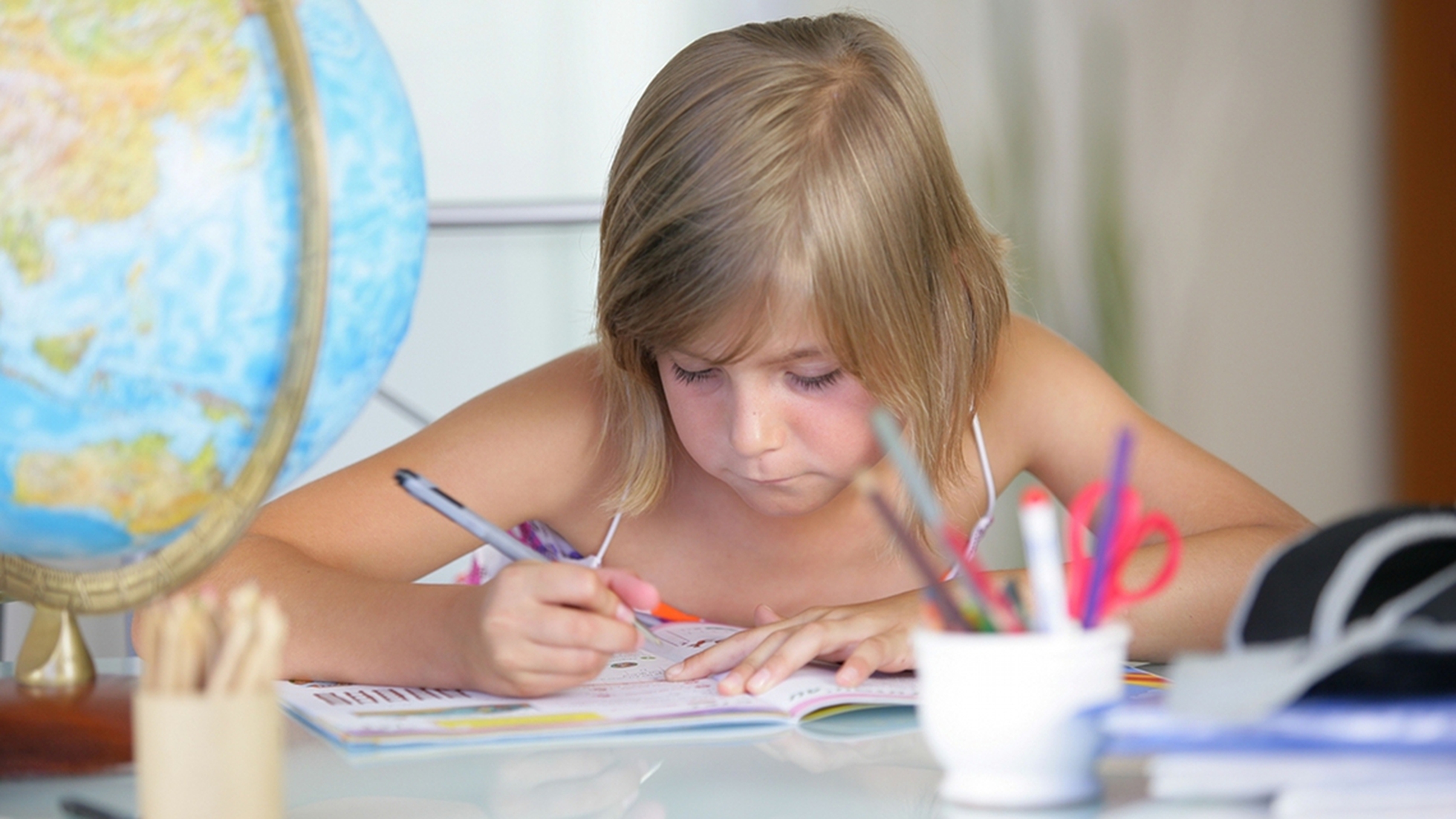 Studentessa preteen che fa i compiti con tavoletta digitale a casa. bambino  che utilizza gadget per studiare. istruzione e apprendimento a distanza per  bambini. homeschooling durante la quarantena. resta a casa  dell'intrattenimento.