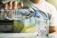 L’acqua in bottiglia di plastica può contenere migliaia e migliaia di nanoplastiche. Lo studio