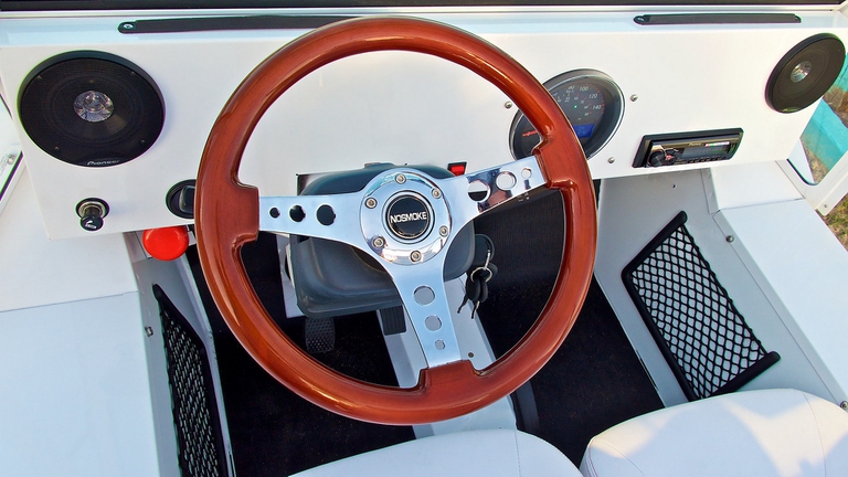 La strumentazione della Moke elettrica è ridotta all'osso. Non manca, però, un impianto audio per allietare le giornate estive