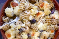 Pasta gratinata mediterranea con cavolfiore, scamorza, capperi e pinoli