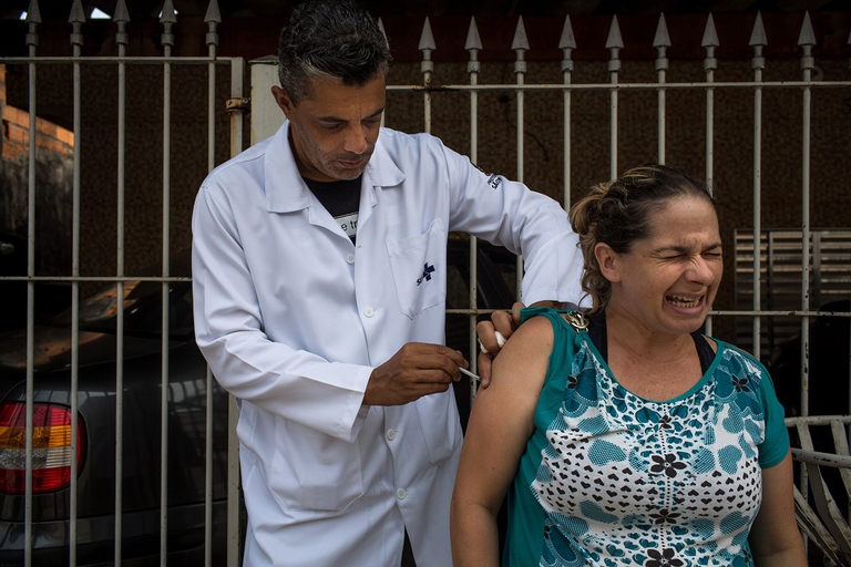 Donna vaccinata contro la febbre gialla a San Paolo, Brasile
