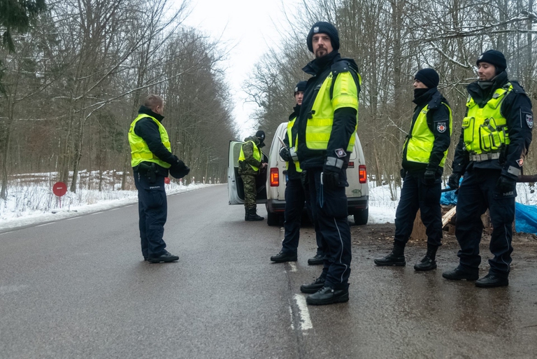 Mezzi militari al confine tra Polonia e Bielorussia