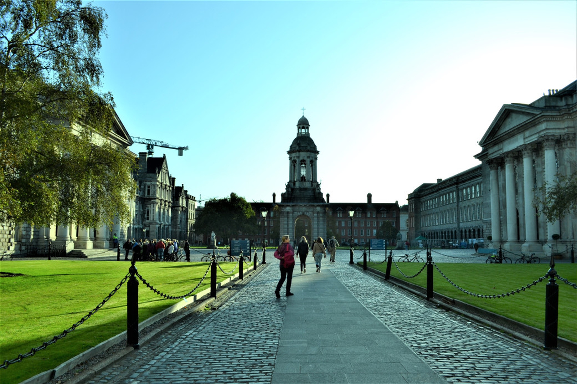 Al Trinity college c'è anche una scultura Arnaldo Pomodoro di fronte alla biblioteca Berkele