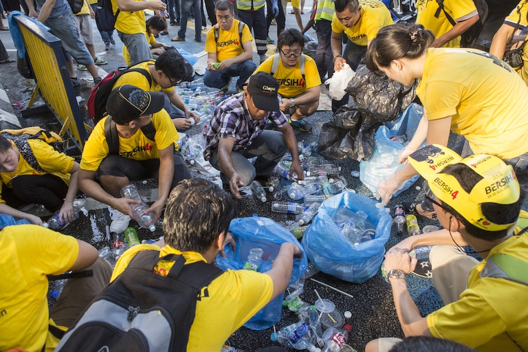 In Malesia cittadini raccolgono bottigliette di plastica