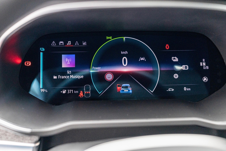 Sulla nuova Renault Zoe un display da 10 pollici ha sostituito il vecchio quadro strumenti. ©Renault