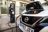 Il prezzo delle auto elettriche rimarrà più alto ancora a lungo, sostiene il Financial Times