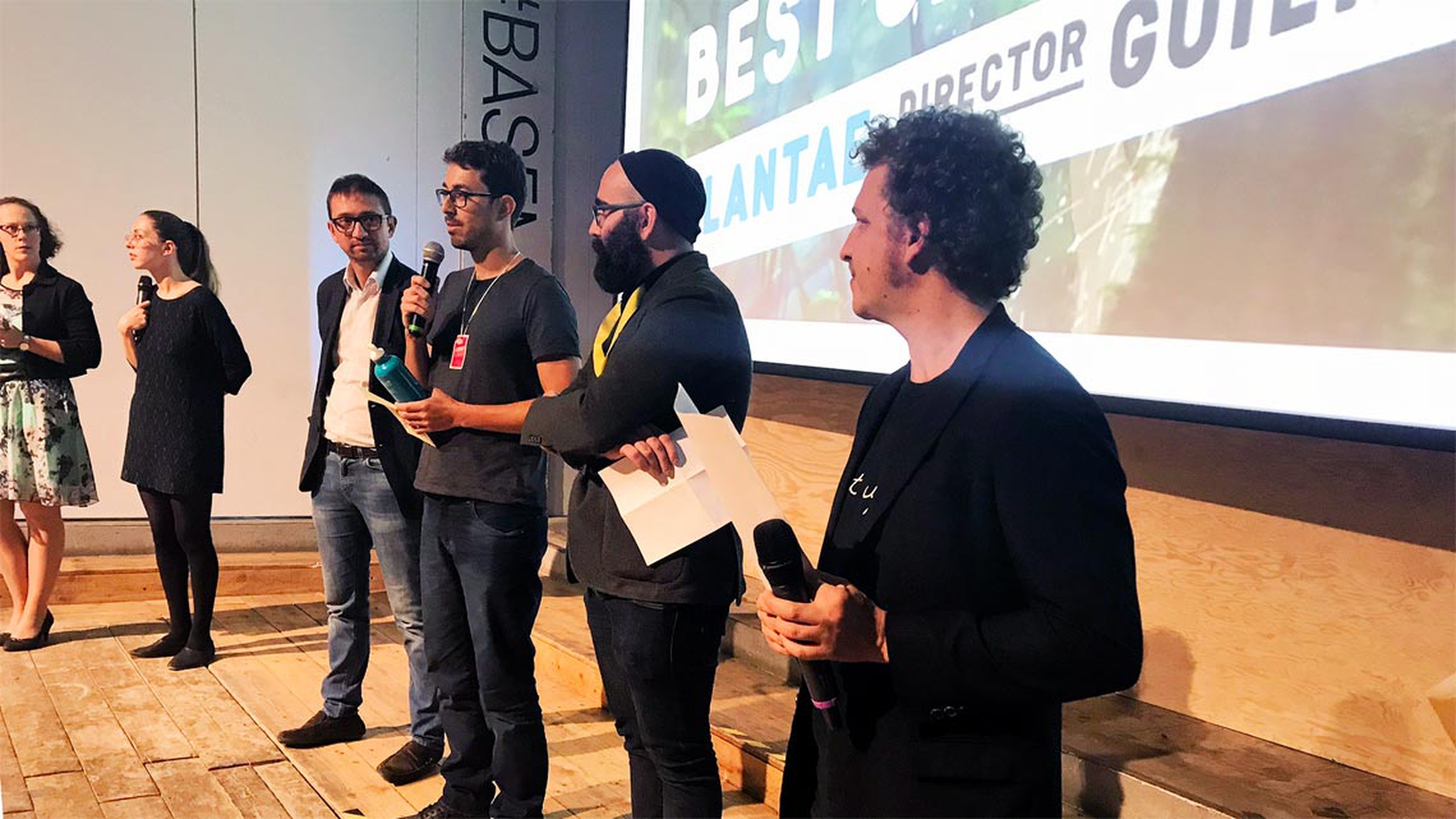 Alessandro Russo, presidente Gruppo Cap, premia il giovane regista di Plantae, Guilherme Gehr