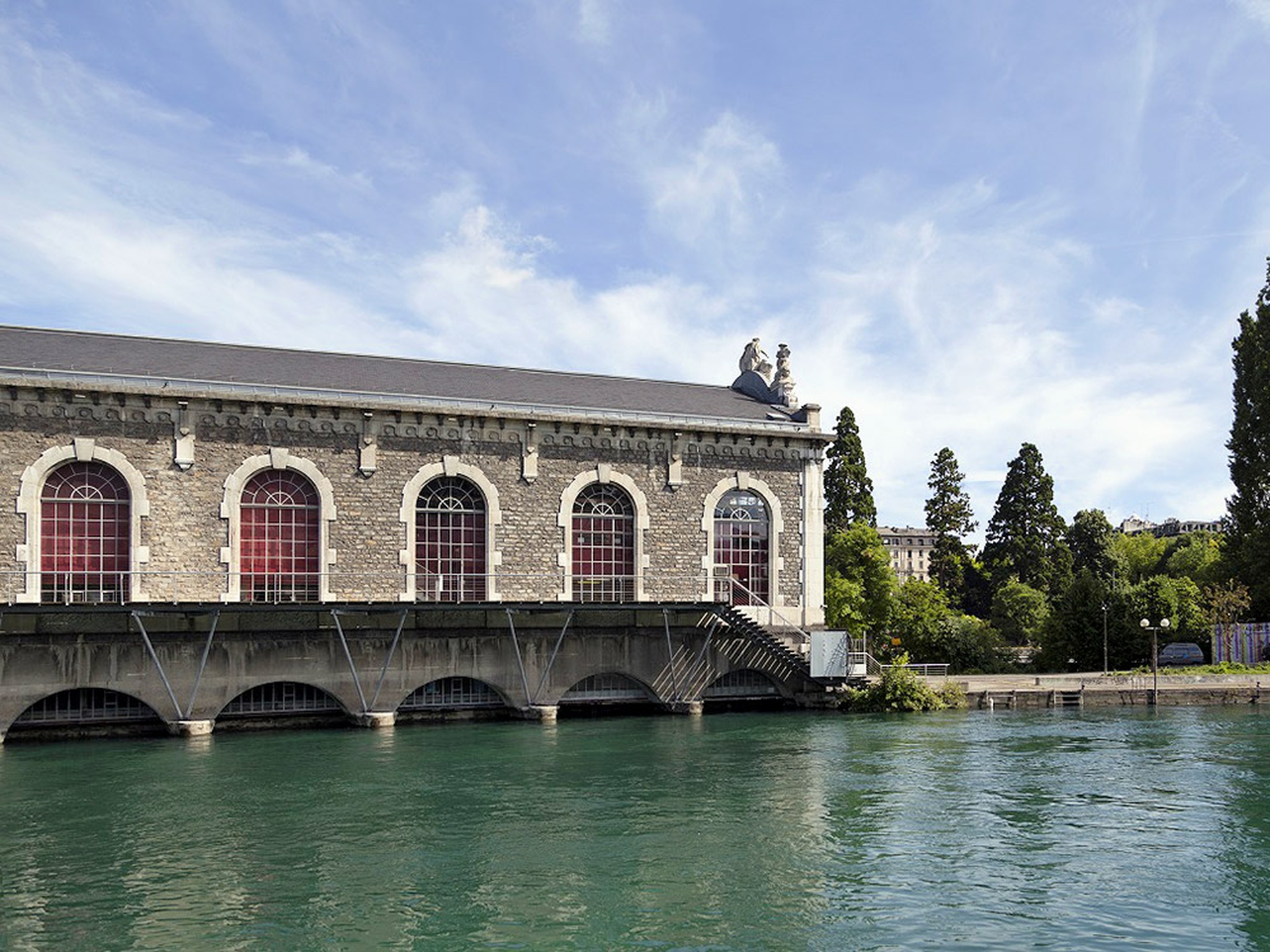 Batiment des Forces Motrices sul lago di ginevra