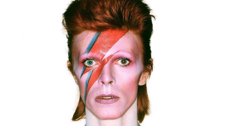 Una variante della copertina dell'album Aladdin Sade, qui con gli occhi aperti, truccato con il fulmine rosso e blu che squarcia la faccia dell'artista.