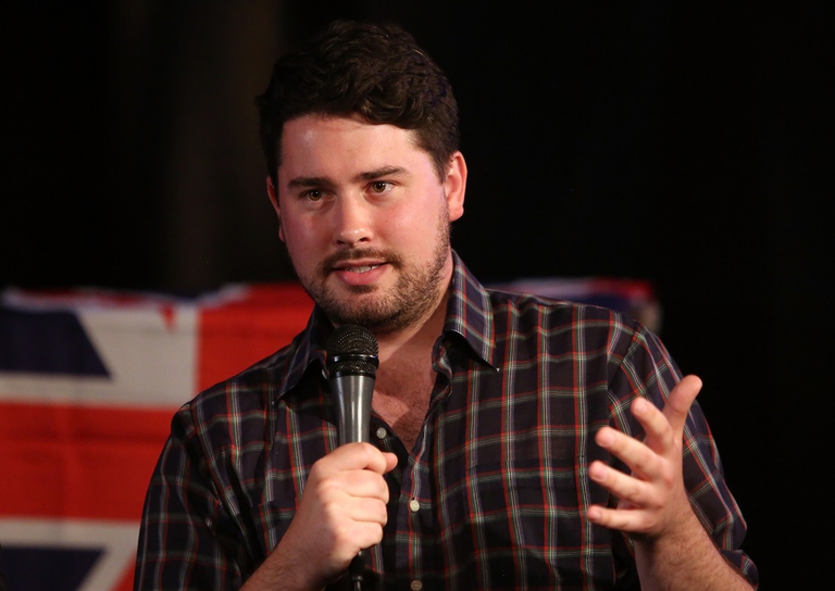 Un cittadino inglese in occasione di un'assemblea per la Brexit