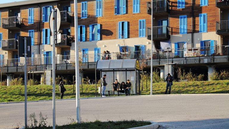 La new town di Bazzano è servita da un servizio bus per L'Aquila © Simone Santi