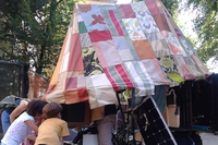Circo Luce, la magia delle marionette in uno spettacolo itinerante in bicicletta