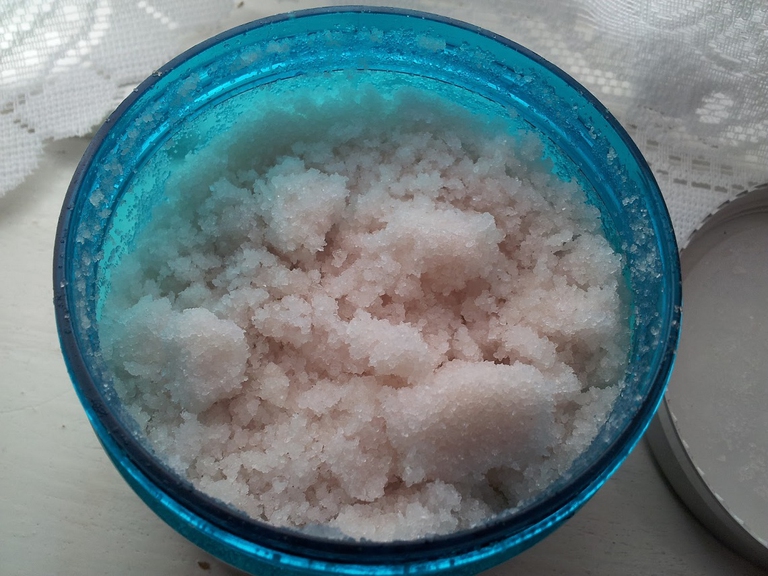 scrub a base di olio di macadamia