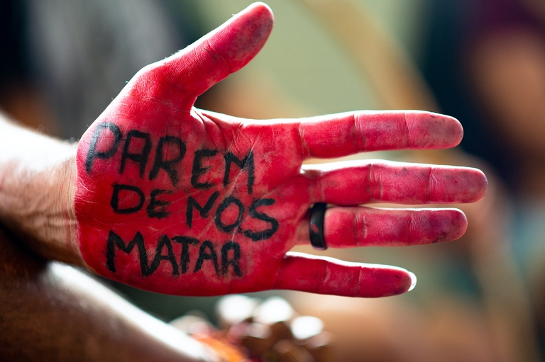 Manifestante indigeno in Brasile