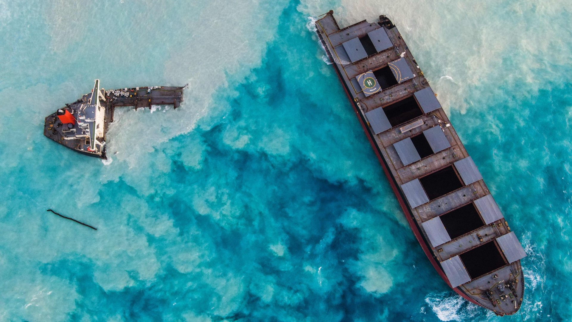 Una vista aerea della petroliera che si è incagliata su una barriera corallina al largo delle Mauritius rilasciando tonnellate di idrocarburi in mare